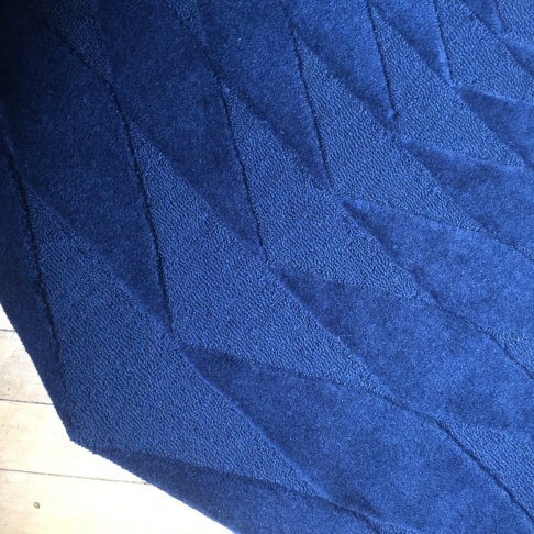This gorgeous hand-tufted wool Polygon Rug in Navy will be with us at our studio sale! https://t.co/Xgb0rsWvNi https://t.co/627cOiZYYC